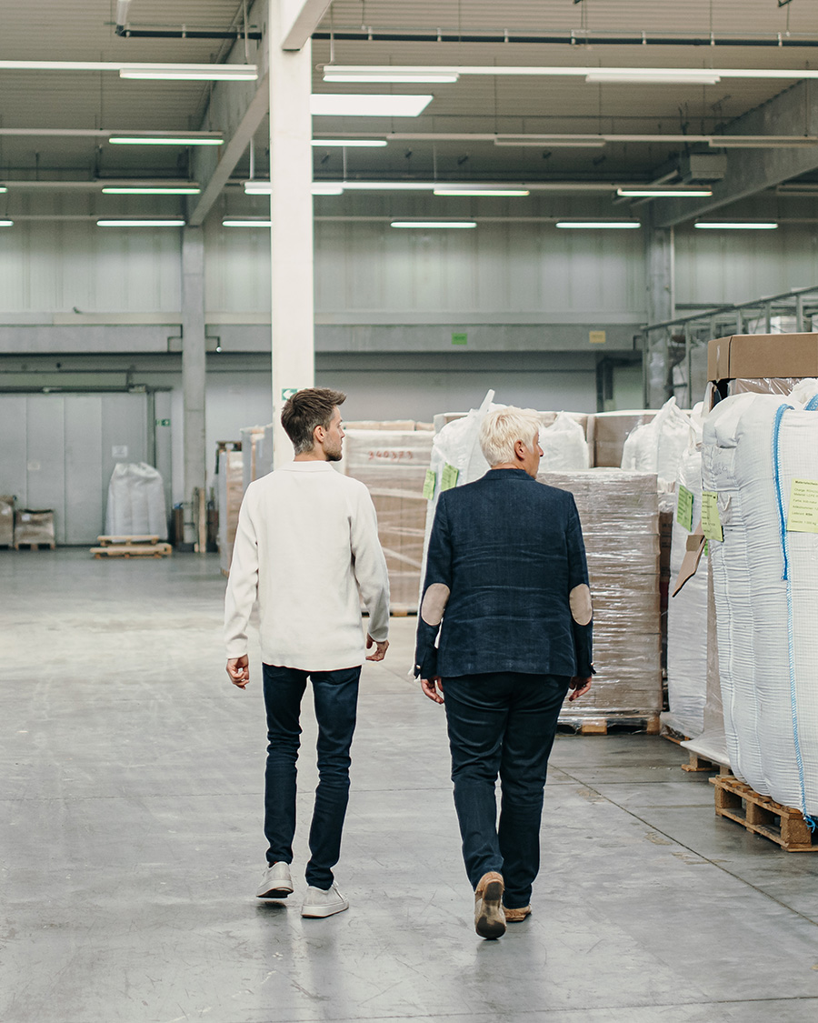 Lagerhalle als Sinnbild für gebundenes Kapital im produzierenden Mittelstand