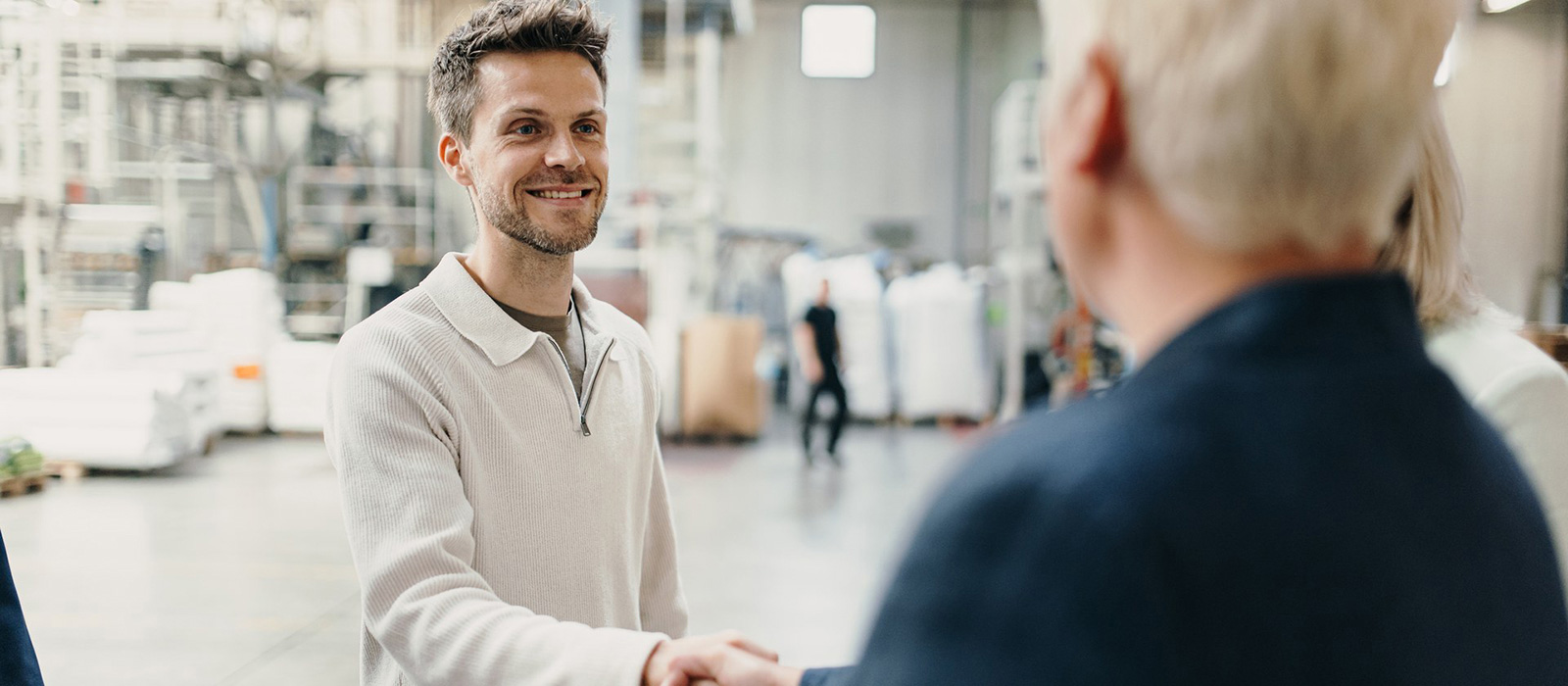 Inhaber im Gespräch über Kunden- und Marktposition seines Unternehmens