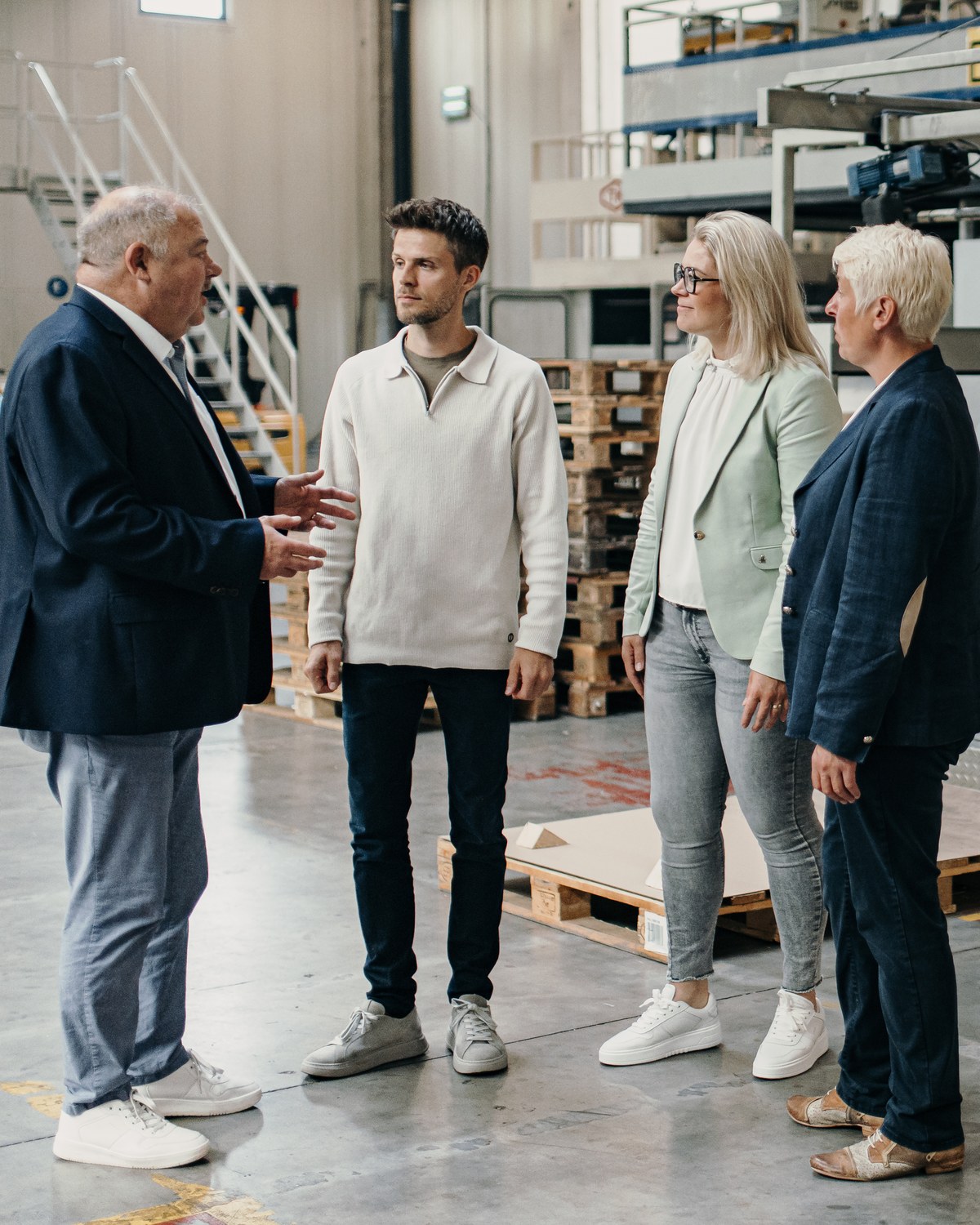 Team bei gemeinsamer Abstimmung und Ausrichtung auf Unternehmensziele